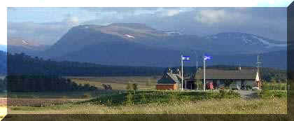  Ailanbeg Ferienhaus und Lodge mit Blick auf die Cairngorm Berge im Nationalpark im Hochland von Schottland.